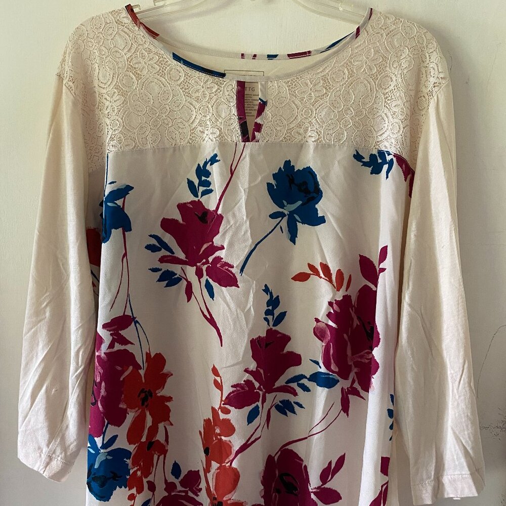 Gently Used Van Heusen Floral 3/4 Sleeve Blouse w/ Lace Yoke & Keyhole- Size XXL